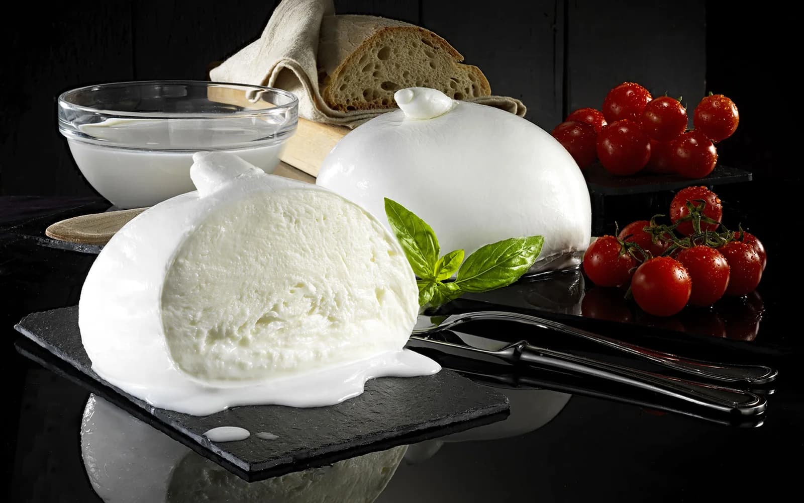 Mozzarella di bufala Campana DOP, photo officielle Caseificio Tre Stelle