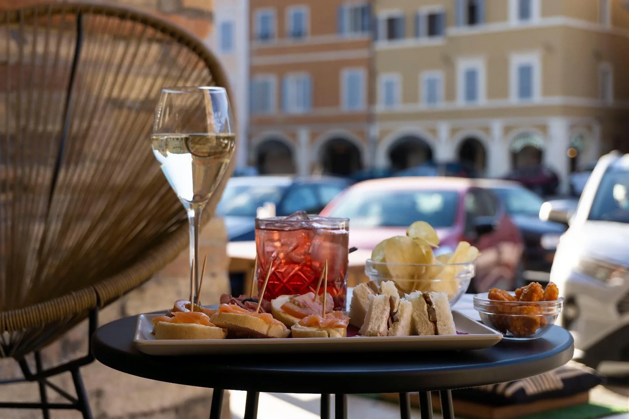 Aperitivo italien sur une terrasse romaine